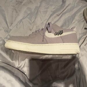 Nike shoes purple with butterfly design
Slightly use
nike air force 1 low '07 se